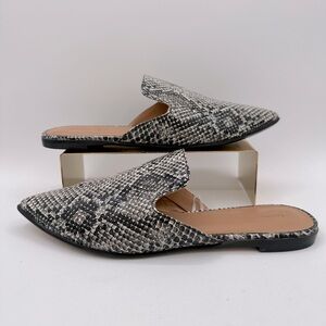 BANANA REPUBLIC Black & White Pointed Toe Snakeskin Flat Mules | Size 7